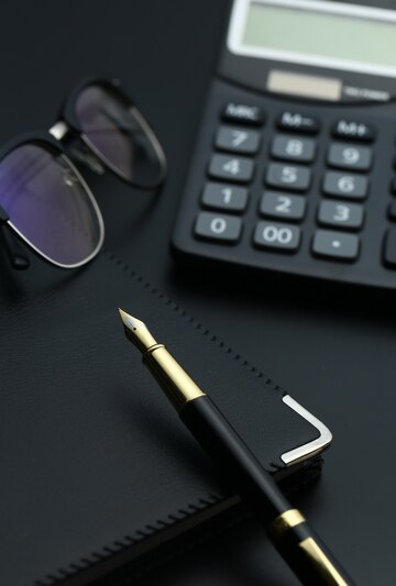 lapiz-oro-cuaderno-calculadora-gafas-escritorio-negro_1387-564